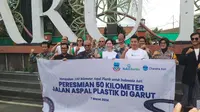 Perwakilan PT Chandra Asri Pacific Tbk, Yayasan Bakti Barito dan Pemda Garut, berfoto dalam peresmian progres pengaspalan 50 km jalan perkotaan Garut, menggunakan aspal berbahan plastik. (Liputan6.com/Jayadi Supriadin)