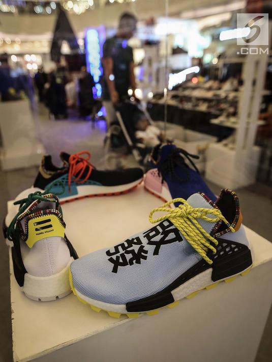 Sepatu sneaker dipajang di etalase pada bazar Sneakerpeak Kemang Quatro di Lippo Mall Kemang, Jakarta, Rabu (20/11). Sneakerpeak Kemang Quatro menghadirkan local heroes yang terdiri 14 speaker lokal. (Liputan6.com/Fery Pradolo)