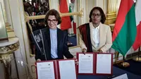 Menteri Kebudayaan Prancis Rachida Dati (kiri) didampingi oleh Menteri Komunikasi dan Kebudayaan Madagaskar Volamiranty Donna Mara menandatangani sebuah perjanjian dalam upacara penyerahan kembali tiga tengkorak Sakalava kepada Madagaskar di Kementerian Kebudayaan di Paris pada Selasa (26/8/2025). (Dok. Stephane de Sakutin/AFP)