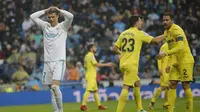Striker Real Madrid, Cristiano Ronaldo, tampak kecewa usai ditaklukkan Villarreal pada laga La Liga Spanyol di Stadion Santiago Bernabeu, Madrid, Sabtu (13/1/2018). Real Madrid kalah 0-1 dari Villarreal. (AP/Paul White)