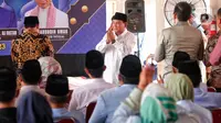 Prabowo juga sempat melayani para pengunjung Istiqlal yang meminta bersalaman. (Liputan6.com/Angga Yuniar)