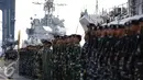 Kepala Staf Koarmabar Laksamana Pertama TNI Yudo Margono, S.E mengecek pasukan saat memimpin upacara pelepasan dalam rangka mendukung pengamanan KTT WIEF yang ke-12 di Jakarta, Jumat (29/7). (Liputan6.com/Faizal Fanani)