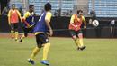 Gelandang Semen Padang, Yu Hyun-koo, mengirim umpan saat latihan jelang laga final Piala Jenderal Sudirman di Stadion Gelora Bung Karno, Jakarta, Sabtu (23/1/2016). (Bola.com/Vitalis Yogi Trisna) 
