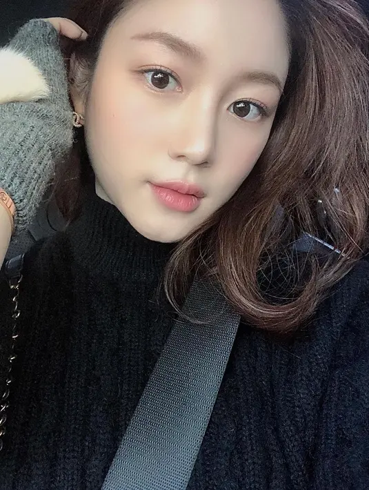 <p>Foto selfie Lee Da In di dalam kendaraan. Tak sedikit warganet yang menilai wajahnya dalam foto ini memesona dengan bentuk mata yang bulat, dan hidung yang mancung. (Foto: Instagram/ xx__dain)</p>
