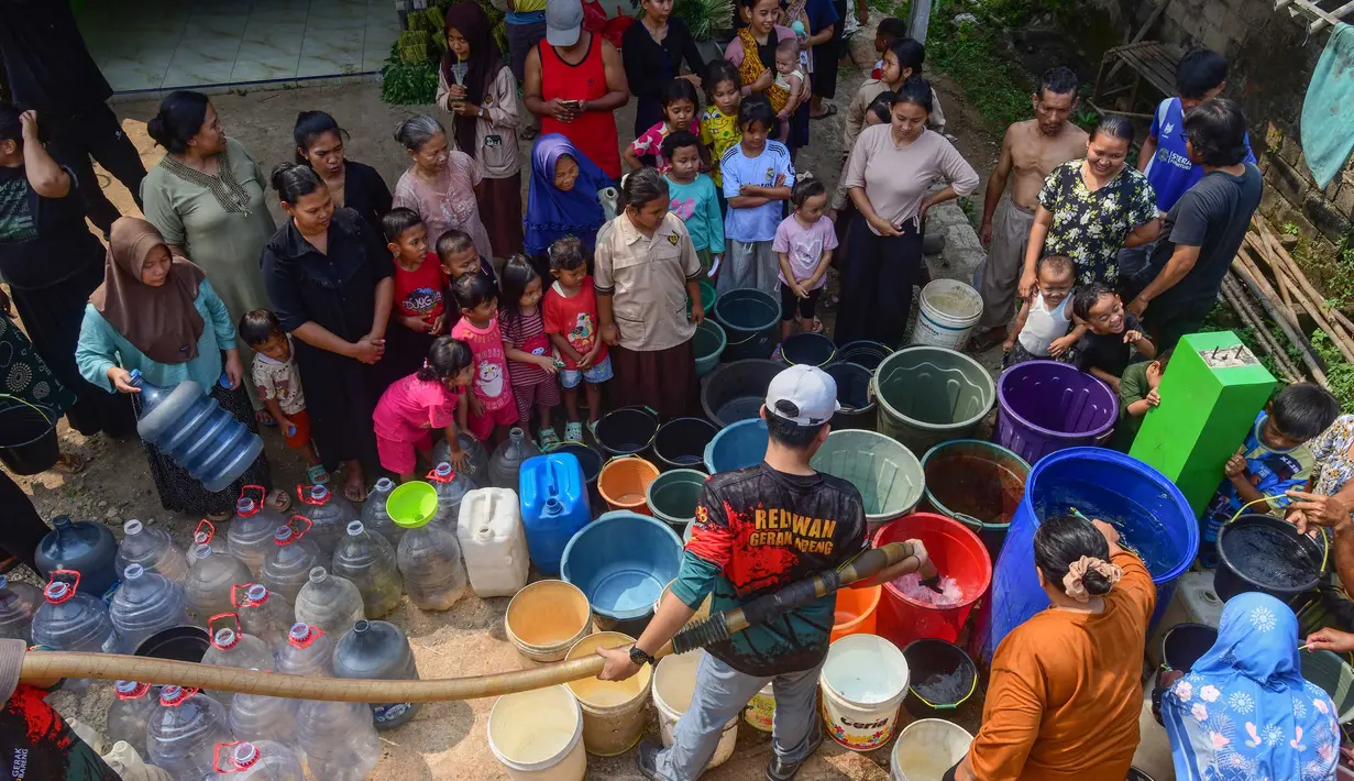 Warga antre mendapatkan air bersih saat pemberian bantuan air bersih yang dilakukan Relawan Gerak Bareng di Desa Cidokom, Bogor, Jawa Barat, Kamis, 30 Juli 2026. (KLY/Arie Basuki)
