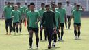 Kiper Timnas Indonesia, Awan Setho, berdiskusi dengan Bayu Pradana usai latihan di Stadion Madya Senayan, Jakarta, Selasa (22/11). Latihan ini persiapan jelang laga Piala AFF 2018 menghadapi Filipina. (Bola.com/Yoppy Renato)