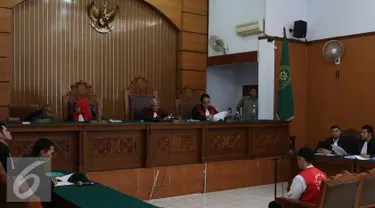 Suasana sidang perdana Tersangka pembunuhan Deudeuh Alfi Sahrin alias @tataa_chubby,  Muhammad Prio Santoso di Pengadilan Negeri Jakarta Selatan, Senin (21/9/2015). Prio dikenai Pasal 338 serta 339 KUHP dan Pasal 365 KUHP. (Liputan6.com/Herman Zakharia)