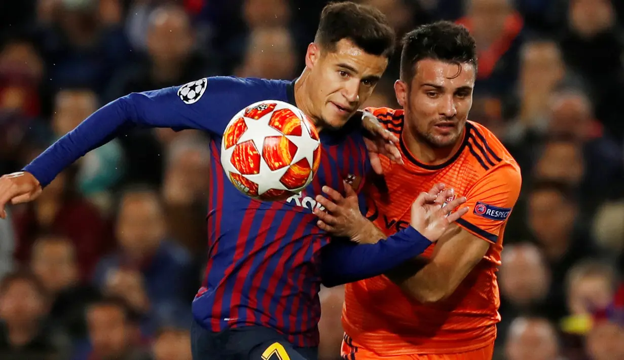 Pemain Barcelona Philippe Coutinho berebut bola dengan pemain Olympique Lyon Leo Dubois pada leg kedua 16 besar Liga Champions di Camp Nou, Rabu (13/3). Barcelona menaklukkan Olympique Lyon dengan skor telak 5-1. (REUTERS/Susana Vera)