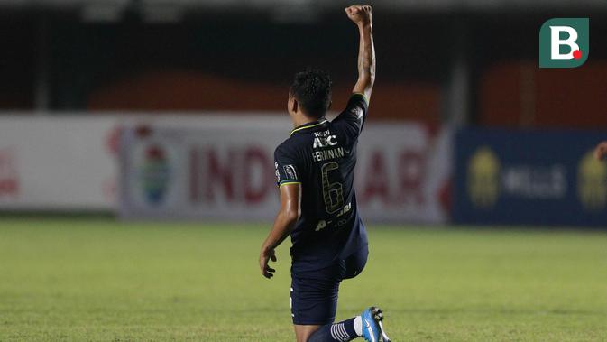 Striker Persib Bandung, Ferdinand Sinaga melakukan selebrasi usai mencetak gol kedua timnya ke gawang Persiraja Banda Aceh dalam laga matchday ke-3 Grup D Piala Menpora 2021 di Stadion Maguwoharjo, Sleman, Jumat (2/4/2021). Persib menang 2-1 atas Persiraja. (Bola.com/M Iqbal Ichsan)