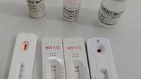 Tes HIV atau Voluntary, Counseling and Testing (VCT) kepada mahasiswa yang dilakukan petugas dari Puskesmas Ciputat di Sektretariat Lingkar Studi Feminis di Tangerang Selatan, Banten, Sabtu (17/6/2023). (merdeka.com/Arie Basuki)