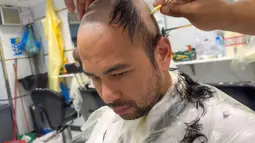 Raffi Ahmad beserta karyawannya mendatangi tempat pangkas rambut di Makkah, Arab Saudi. Sebelumnya, dia bercerita bahwa sang ibu sempat tidak mengizinkan. (Foto: YouTube/ Rans Entertainment)