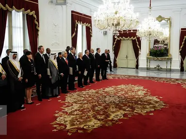 Presiden Joko Widodo saat menerima 18 dubes negara sahabat untuk Republik Indonesia di Istana Merdeka, Jakarta, Selasa (4/10). Jokowi menerima surat kepercayaan dari 18 duta besar negara sahabat. (Liputan6.com/Faizal Fanani)