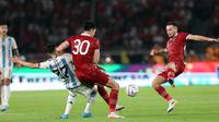 Pemain Timnas Indonesia, Marc Klok (kanan),&nbsp;berusaha merebut bola&nbsp;dari pemain Timnas Argentina dalam pertandingan FIFA Matchday 2023 yang berlangsung di SUGBK, Jakarta, Senin (19/6/2023). (Bola.com/Bagaskara Lazuardi)