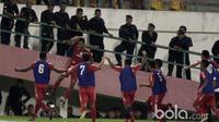 Para pemain Semen Padang merayakan gol Vendry Mofu saat melawan Bhayangkara FC bersama pada babak delapan besar Piala Presiden 2017 di Stadion Manahan, Solo. Jumat (26/2/2017). (Bola.com/Nicklas Hanoatubun)