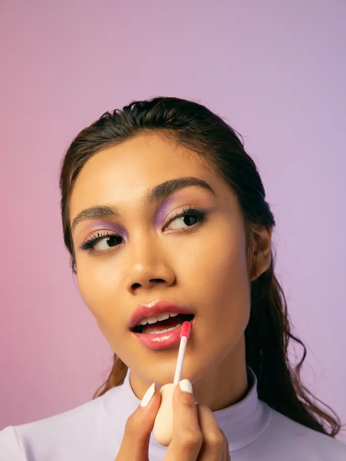 Atas bibir kering saat puasa dengan lip gloss/dok. SECONDATE Beauty