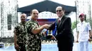 KSAL ‎Laksamana TNI Ade Supandi memberikan penghargaan kepada SCTV di Markas Marinir Cilandak, Jakarta, Sabtu (15/11/2015). Komisaris Utama SCTV Letjen (Purn) Soeyono‎ menerima piagam tersebut (Liputan6.com/Helmi Afandi)