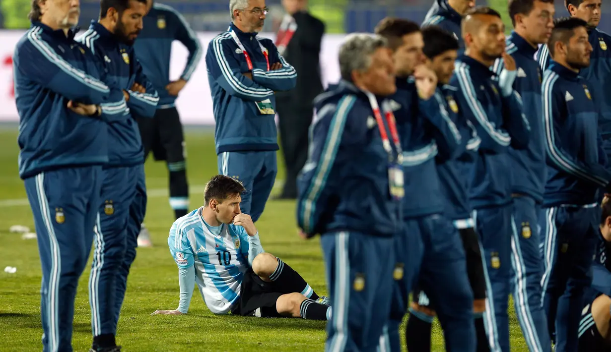 Ekspresi kesedihan Lionel Messi. (AP Photo/Andre Penner)