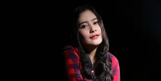 Prilly Latuconsina sedang menghadapi cobaan yang amat berat dalam kariernya sebagai pekerja entertainment. Orang yang tak bertanggungjawab merekayasa seolah dirinya berfoto tanpa busana. (Galih W.Satria/Bintang.com)
