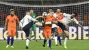 Gelandang Belanda, Jens Toornstra, dihadang oleh Gelandang Italia, Marco Parolo, pada laga persahabatan di Stadion Amsterdam Arena, Belanda, (28/03/2017). Italia berhasil menang 2-1 atas Belanda (AFP/John Thys)