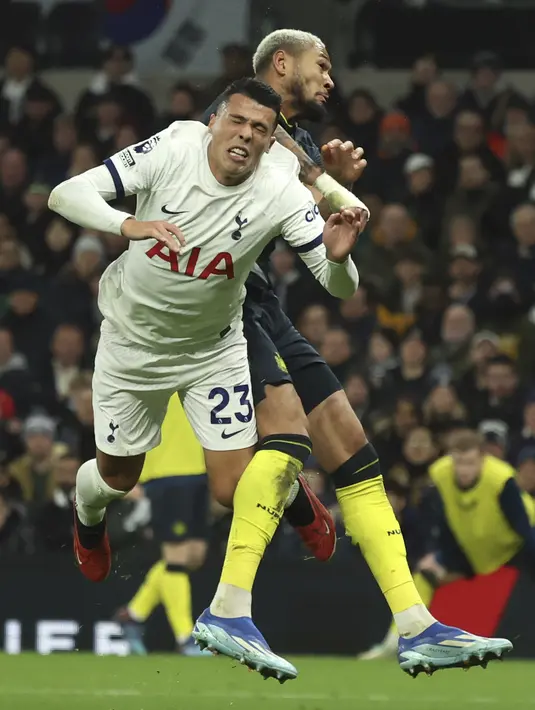 Newcastle sendiri sempat menciptakan gol hiburan di akhir babak kedua lewat aksi Joelinton. (AP Photo/Ian Walton)