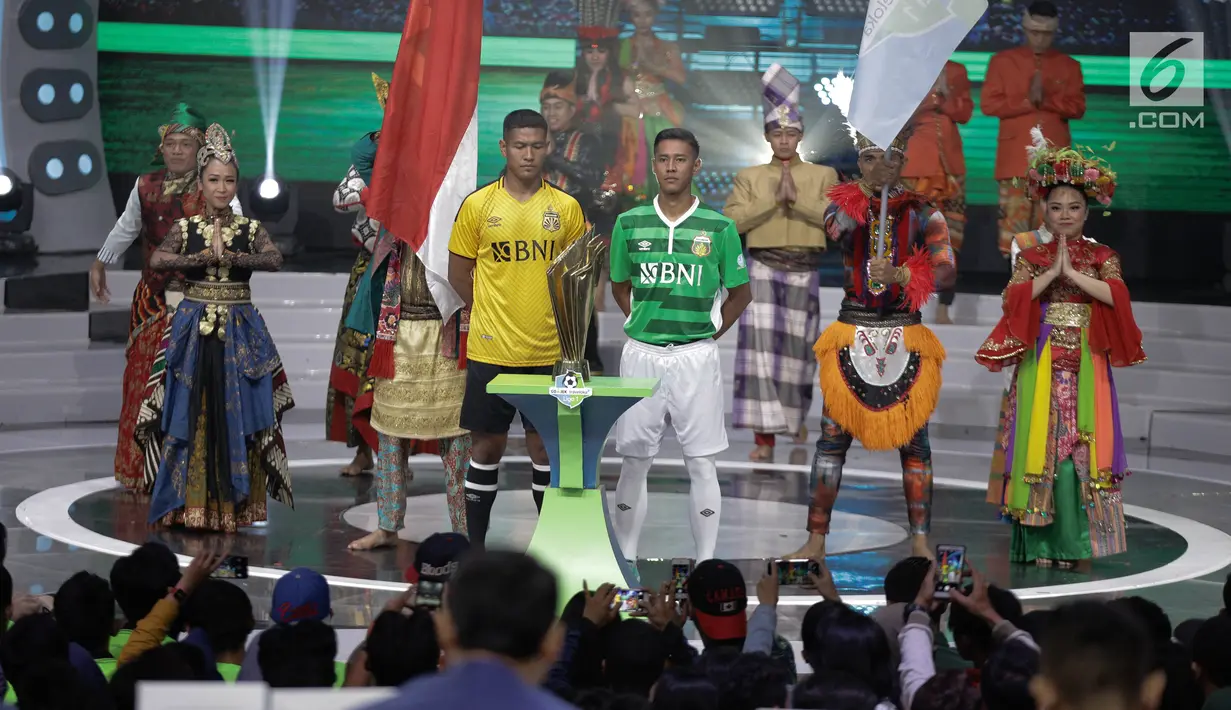 Suasana launching  Kompetisi Gojek Traveloka Liga 1 2018 di Studio 5 Indosiar, Jakarta, Senin (19/3). Sebanyak 18 tim terbaik di Tanah Air bersaing di kompetisi yang dimulai pada 23 Maret 2018. (Liputan6.com/Faizal Fanani)