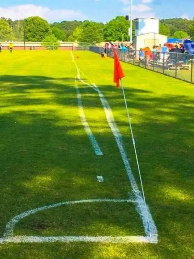 6 Bentuk Lapangan Sepak Bola Tidak Rata Ini Bikin Pemain Tepuk Jidat