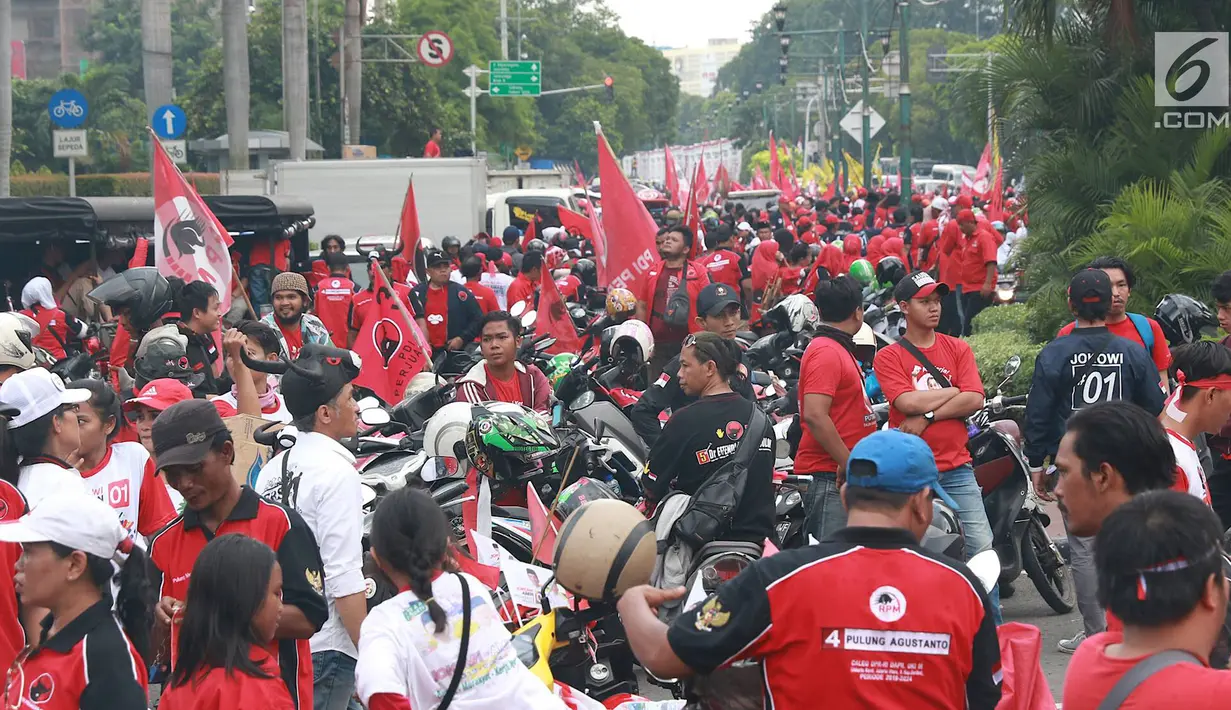Massa pendukung pasangan calon presiden dan wakil presiden nomor urut 01 Jokowi-Ma'ruf Amin saat berkumpul di sekitar Bundaran HI, Jakarta, Sabtu (13/4). Ribuan orang berkumpul untuk menghadiri kampanye akbar pasangan Jokowi-Ma'ruf Amin di Stadion GBK. (Liputan6.com/Immanuel Antonius)