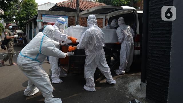 Relawan Evakuasi Jenazah dengan Protokol COVID-19