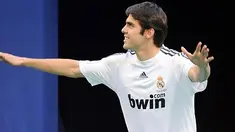 Pemain baru Real Madrid, Kaka membalas sambutan fans dalam presentasi resminya di Santiago Bernabeu, Madrid, 30 Juni 2009 . Ribuan fans Real Madrid menghadiri presentasi pemain yang dibeli 65 juta euro dari AC Milan. AFP PHOTO/JAVIER SORIANO