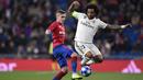 Gelandang CSKA Moskow, Arnor Sigurdsson, berebut bola dengan bek Real Madrid, Marcelo,  pada laga Liga Champions di Stadion Santiago Bernabeu, Madrid, Rabu (12/12). Madrid kalah 0-3 dari CSKA. (AFP/Javier Soriano)