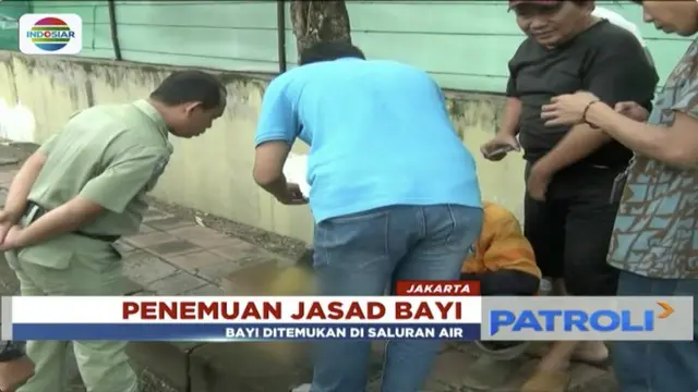 Jasad bayi laki-laki yang masih berbalut ari-ari ditemukan di saluran air depan sebuah hotel di Kali Sekretaris, Petemburan, Jakarta Barat.