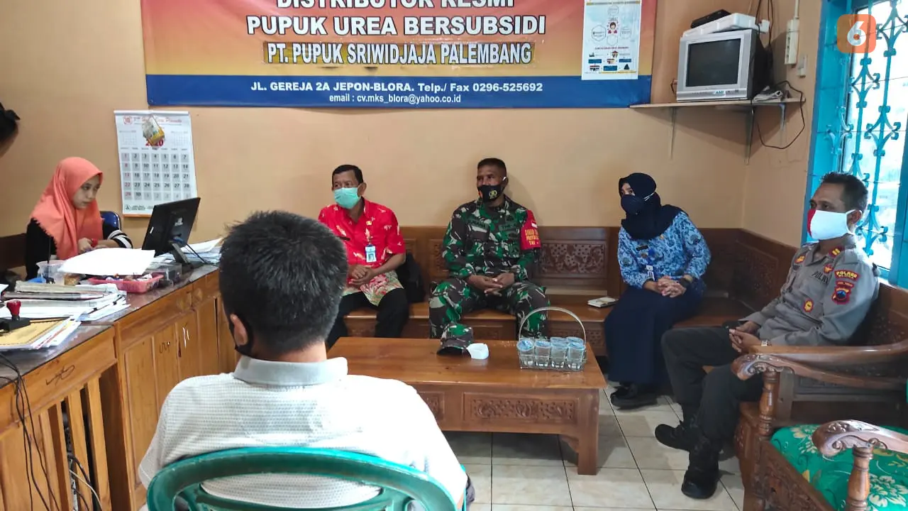 Kepolisian bersama TNI dan Forkopincam Jepon melakukan inspeksi mendadak gudang pupuk bersubsidi (Liputan6.com/Ahmad Adirin)
