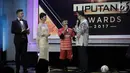 Eman Sulaiman berbincang dengan Anies Baswedan saat menerima penghargaan Liputan 6 Award 2017 di SCTV Tower, Jakarta, Sabtu (20/5). (Liputan6.com/Faizal Fanani)