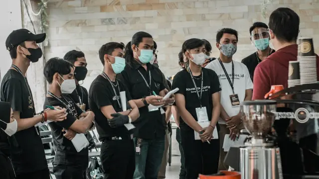 Vice President Specialty Coffee Association of Indonesia (SCAI) Michael Utama tengah memberikan kelas pelatihan kopi berkualitas dengan para barista kopi asal Garut, Jawa Barat.
