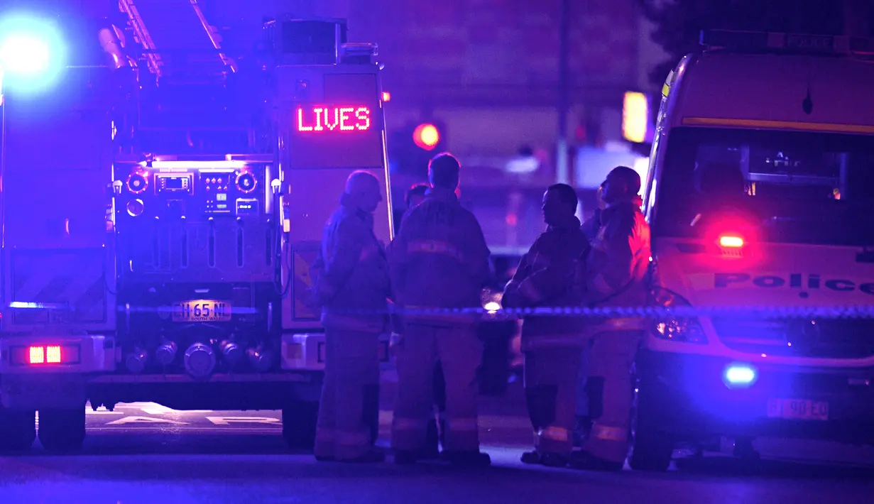 Petugas layanan darurat didatangkan setelah seorang pria yang mengendarai mobil berisi tabung gas dan menabrak pintu gerbang markas polisi Merrylands, Sydney Barat, Kamis (21/7). Pria itu sebelumnya mengklaim membawa bom. (AAP/Sam Mooy via REUTERS)