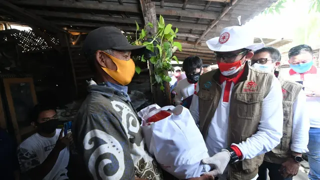 Sandiaga Uno bagikan 350 paket sembako ke buruh harian dan pemulung.