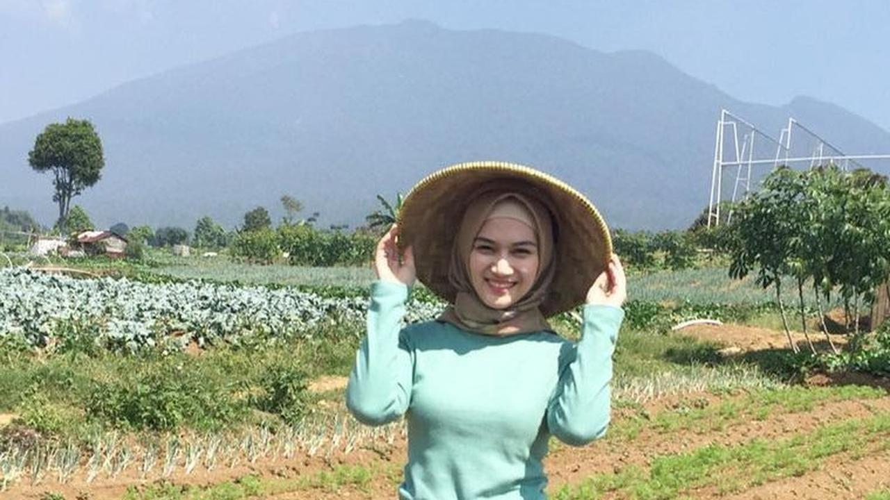 Ia juga pernah tampil dengan outfit yang lebih kalem dengan nuansa mint.