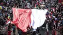 Peserta membentangkan bendera merah putih raksasa pada Karnaval Cinta Budaya NKRI di MH Thamrin, Jakarta, Minggu (20/11). Ribuan peserta yang terdiri dari berbagai elemen membawa dan mengibarkan bendera merah putih. (Liputan6.com/Faizal Fanani)
