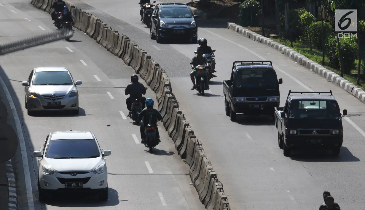 Pengendara sepeda motor melawan arah di kawasan Petukangan, Jakarta, Senin (18/6). Banyak pengendara mengabaikan keselamatan berlalu lintas di momen libur Lebaran dengan melawan arah hingga tidak mengenakan helm saat berkendara. (Liputan6.com/AnggaYuniar)