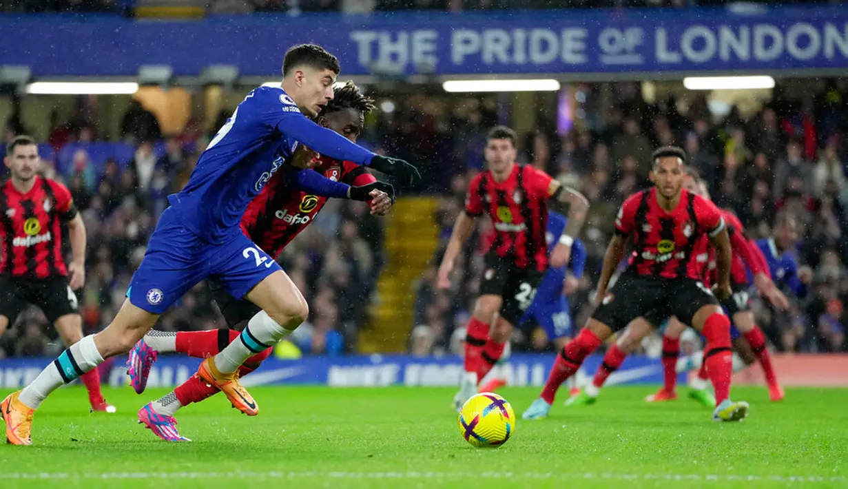 Pemain Chelsea Kai Havertz (depan) berduel memperebutkan bola dengan pemain Bournemouth Jordan Zemura pada pertandingan sepak bola Liga Inggris di Stadion Stamford Bridge, London, Inggris, 27 Desember 2022. Chelsea mengalahkan Bournemouth dengan skor 2-0. (AP Photo/Kin Cheung)