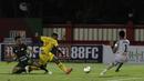 Gelandang Bhayangkara FC, Bruno Matos, berusaha mecetak gol ke gawang Tira Persikabo pada laga Shopee Liga 1 di Stadion PTIK, Jakarta, Sabtu (19/10). Bhayangkara menang 2-0 atas Tira Persikabo. (Bola.com/Yoppy Renato)