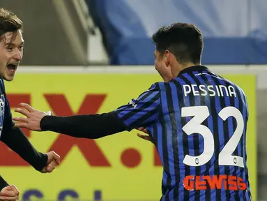 Pemain Atalanta Aleksej Miranchuk (kiri) melakukan selebrasi usai mencetak gol ke gawang Lazio pada pertandingan Coppa Italia di Stadion Gewiss, Bergamo, Italia, Rabu (27/1/2021). Atalanta melaju ke semifinal Coppa Italia usai menaklukkan Lazio 3-2. (Stefano Nicoli/LaPresse via AP)