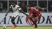 Striker Madura United, Greg Nwokolo, berusaha melewati bek Persija Jakarta, Valentino Telaubun, pada laga Liga 1 di SUGBK, Jakarta, Sabtu (12/5/2018). Persija kalah 0-2 dari Madura United. (Bola.com/Vitalis Yogi Trisna)