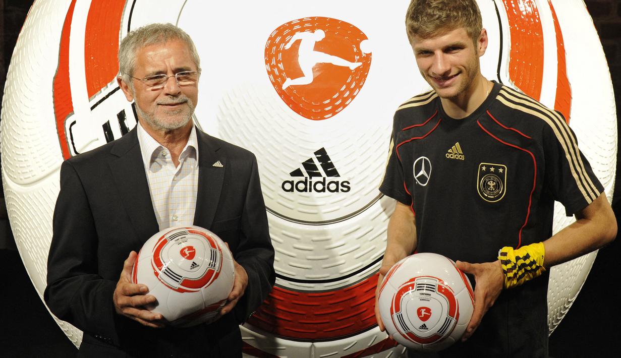 Gerd Mueller (kiri). Eks striker Timnas Jerman Barat dan Bayern Munchen yang telah wafat pada 15 Agustus 2021 dalam usia 75 tahun ini menjadi pesepak bola Eropa kedua yang mampu mengoleksi ketiga gelar prestisius tersebut. Trofi Piala Dunia diraihnya bersama Tim Panzer pada edisi 1974, Ballon d'Or diraihnya pada edisi 1970 serta trofi Liga Champions yang dahulu bernama Piala Eropa diraihnya tiga musim berturut-turut bersama Bayern Munchen pada musim 1973/1974, 1974/1975 dan 1975/1976. (AFP/John MacDougall)