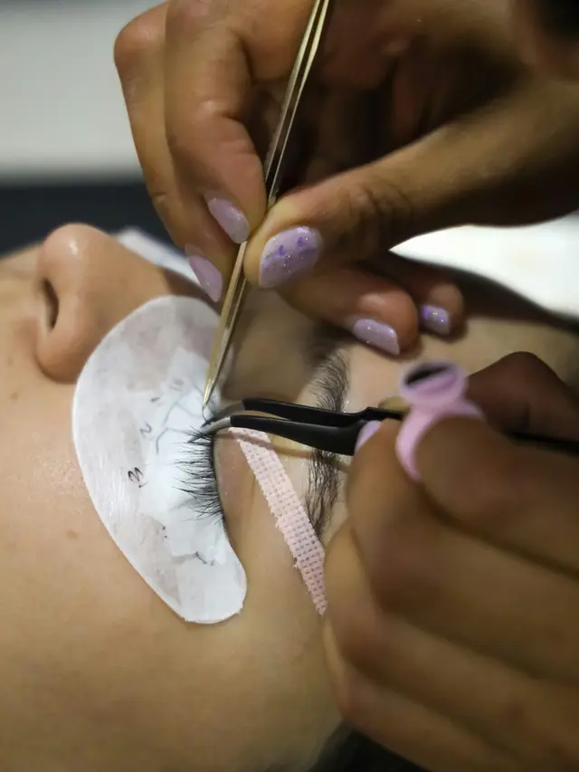 6 Cara Tepat Merawat Bulu Mata Extension Agar Tahan Lama