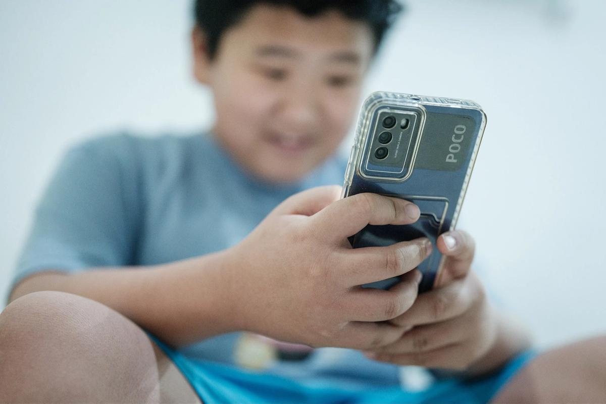 FOTO: Aturan Baru Batasi Akses Digital Anak Mulai Berlaku