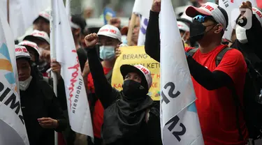 Karyawan IndosatM2 melakukan demonstrasi di depan Gedung PT Indosat, Jalan Merdeka Barat, Jakarta Pusat, Rabu (22/12/2021). Demonstran menuntut PT IndosatM2 untuk bertanggung jawab atas kesinambungan kerja dan hak karyawan. (Liputan6.cm/Johan Tallo)