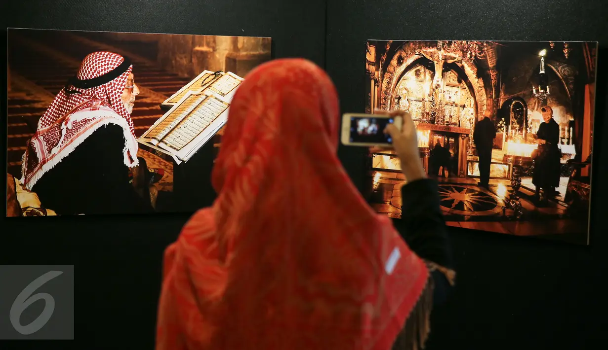 Pengunjung memotret karya dalam pameran foto Yerussalem di Hotel Borobudur, Jakarta, Senin (14/12/2015). Pameran foto tersebut menceritakan kehidupan sehari-hari di kota suci tersebut antara umat Muslim dan Nasrani. (Liputan6.com/Faizal Fanani)