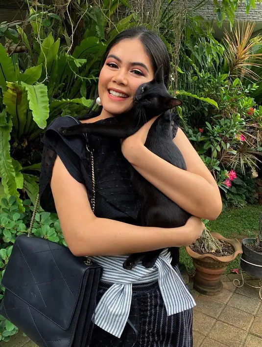 Selain kecintaannya dengan anjing, Resyana Hikmayudi juga menyukai kucing. (Liputan6.com/IG/@resyanahikmayudi)