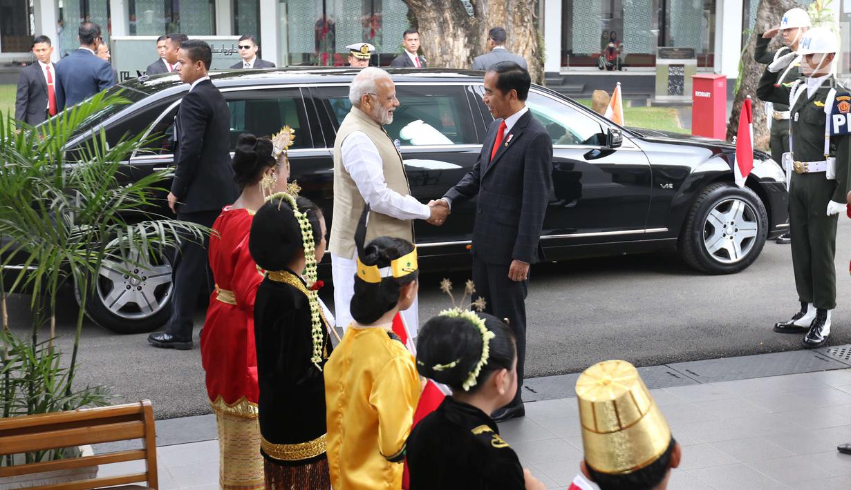 Presiden Jokowi menyambut PM India, Narendra Modi di Istana Merdeka, Jakarta, Rabu (30/5). Kedatangan PM Modi ke Indonesia merupakan kunjungan resmi pertama ke Indonesia sebagai balasan atas kunjungan kenegaraan Jokowi. (Liputan6.com/Angga Yuniar)